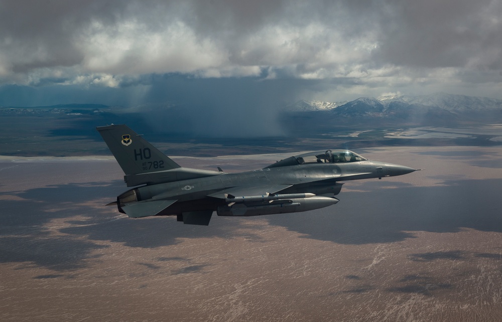 A U.S. Air Force F-16D in flight during a 2017 training mission over Utah